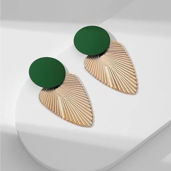 5 for $25 GOLD EARRINGS - Picture 1 of 5